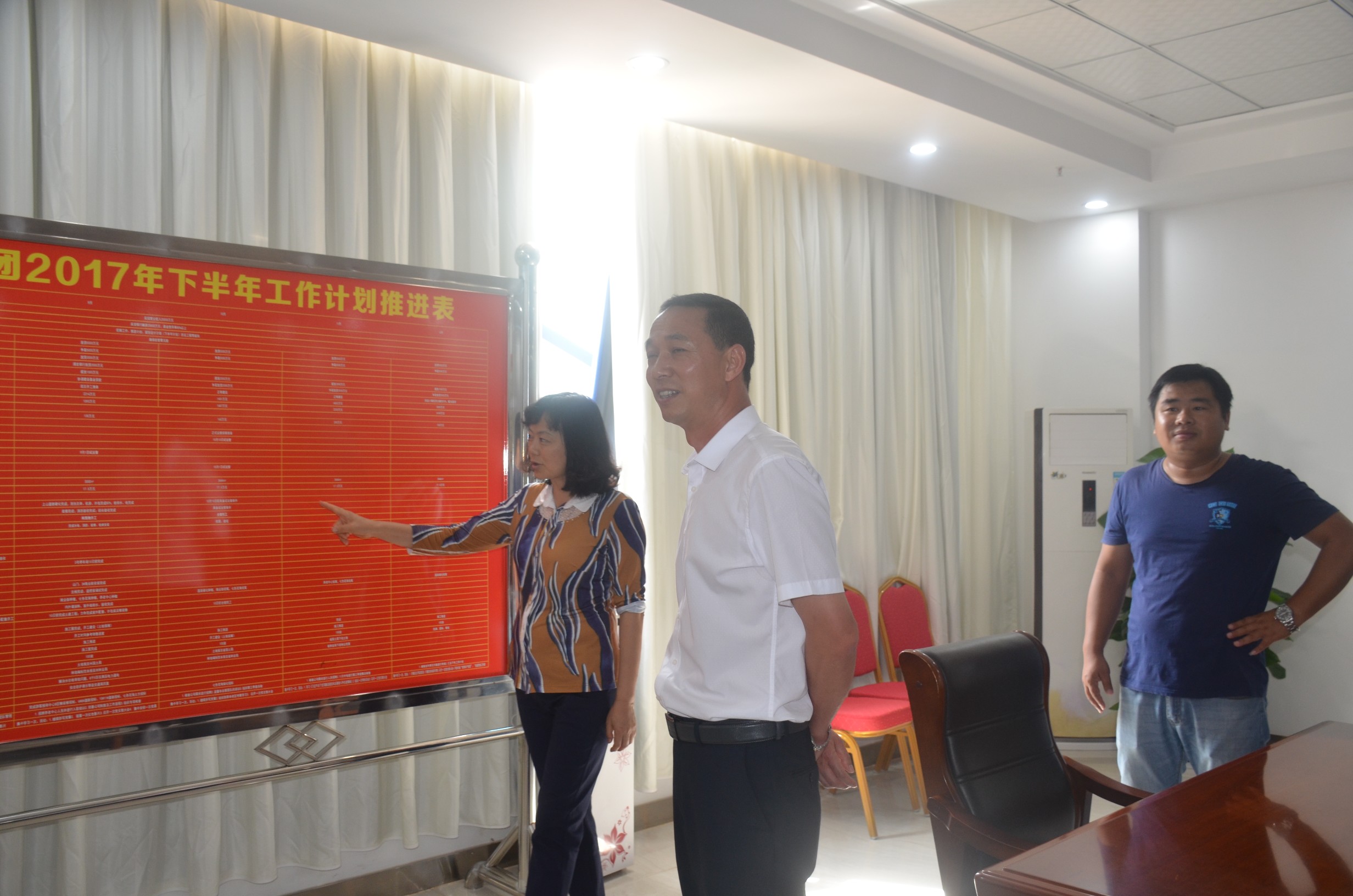 州人大副主任李怡一行到养老中心调研